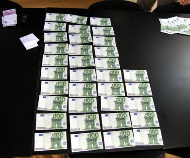 Prins cu 20.000 de euro şi un milion de forinţi falşi (VIDEO)